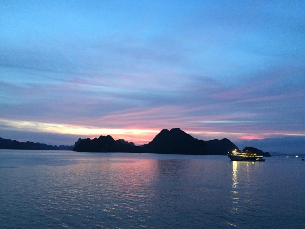 Halong Lavender Cruises Hotel Ha Long Exterior photo